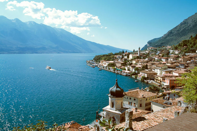 in barca sui laghi italiani